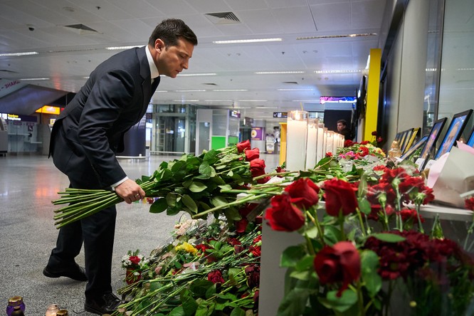 Tổng thống Ukraine Volodymyr Zelensky đặt hoa tưởng niệm các nạn nhân tại sân bay Boryspil, Ukraine (Ảnh: CNN)