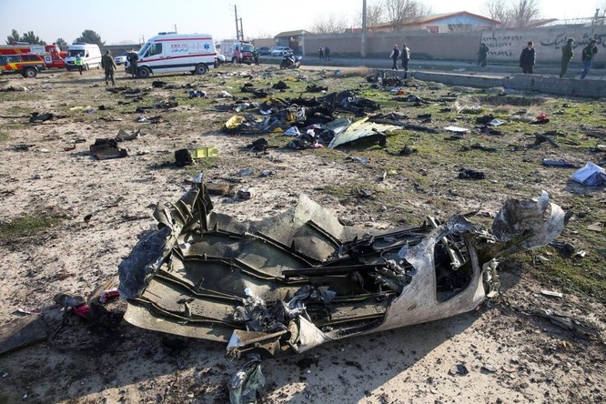 Các mảnh vỡ từ chiếc máy bay gặp nạn nằm la liệt tại hiện trường (Ảnh: Reuters)