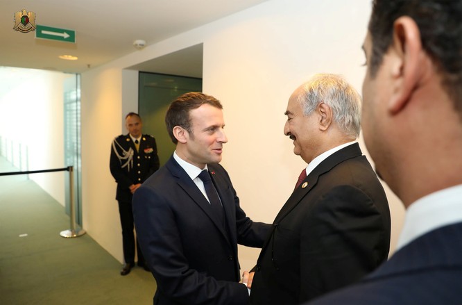 Tổng thống Pháp Emmanuel Macron bắt tay tướng Khalifa Haftar trước khi hội nghị Berlin bắt đầu (Ảnh: RT)