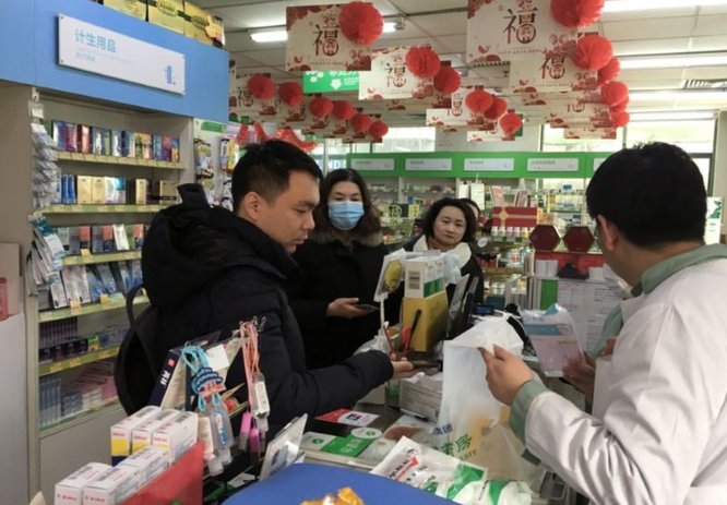 Người dân xếp hàng mua khẩu trang tại một hiệu thuốc ở thủ đô Bắc Kinh, Trung Quốc (Ảnh: Reuters)