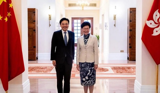 Bộ trưởng Phát triển Quốc gia Singapore Lawrence Wong và Đặc khu trưởng Hong Kong Carrie Lam đã cảnh báo về “chứng sợ hãi” đối với người Trung Quốc (Ảnh: SCMP)
