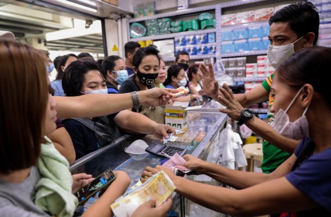 Người dân đổ xô đi mua khẩu trang phòng virus corona chủng mới tại một cửa hiệu thuốc ở Manila, Philippines (Ảnh: Reuters)