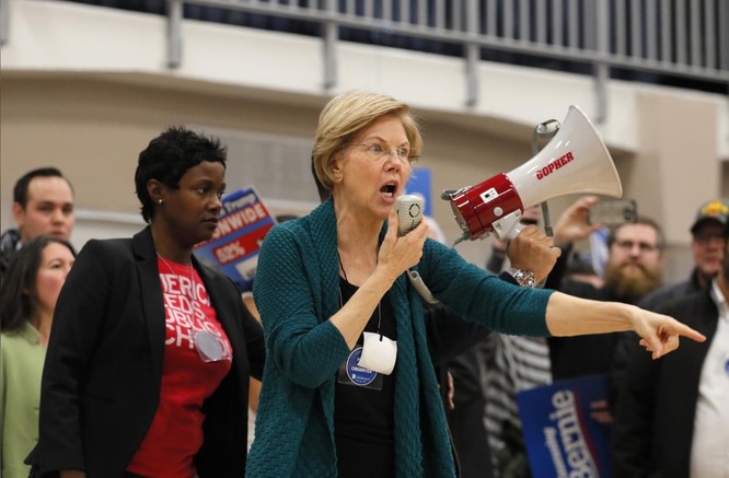 Bà Warren cố gắng lôi kéo thêm nữ cử tri trong sự kiện vận động tại Des Moines (Ảnh: Reuters)