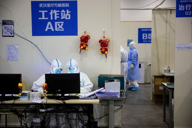 Đội ngũ nhân viên y tế làm việc bên trong bệnh viện ở taâm dịch Vũ Hán (Ảnh: AFP)