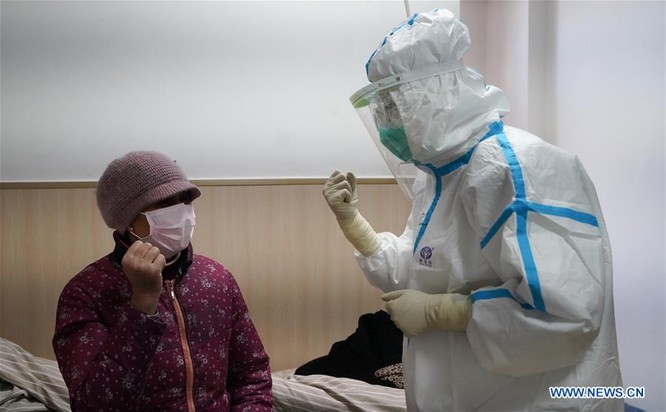 Nhân viên y tế khuyến khích bệnh nhân bị cách ly tại một bệnh viện ở Giang Tây, Trung Quốc (Ảnh: News.cn)