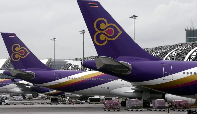 Hành khách trên chuyến bay của Thai Airways đã phải chờ 7 giờ đồng hồ để được kiểm tra virus corona sau khi đáp xuống sân bau ở Thượng Hải (Ảnh: EPA)