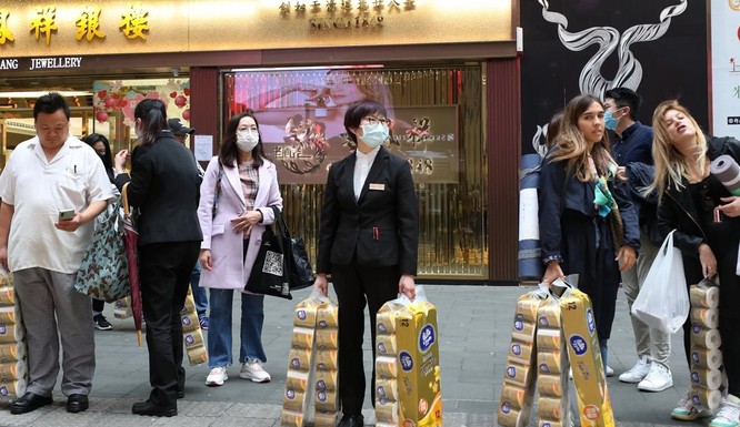 Tranh thủ mua giấy vệ sinh mọi lúc ở Hong Kong (Ảnh: SCMP)
