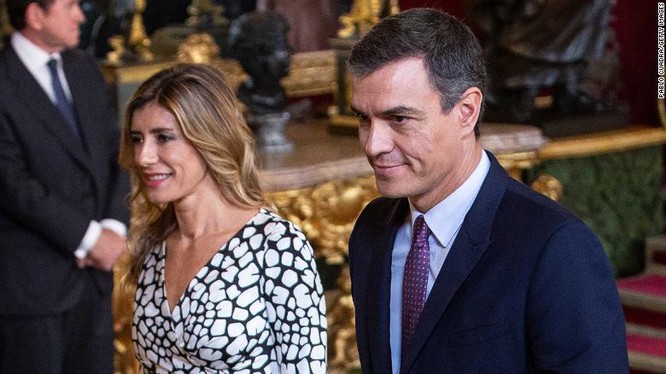 Vợ chồng Thủ tướng Tâ Ban Nha hiện đang tự cách ly và theo dõi sức khỏe (Ảnh: CNN)