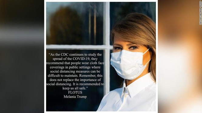 Một hình ảnh khác cho thấy bà Melania đeo khẩu trang ủng hộ hướng dẫn mới của CDC (Ảnh: Twitter)