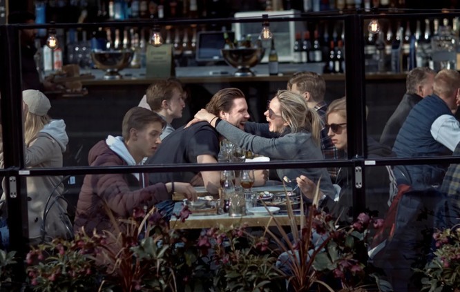 Một quán bar ở thủ đô Stockholm vẫn nhộn nhịp trong bối cảnh dịch COVID-19 (Ảnh: The Sun)
