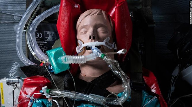 Ma nơ canh được đeo máy thở trong một buổi huấn luyện quân sự ở Andover, Anh (Ảnh: CNN)
