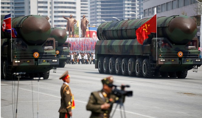 Tên lửa đạn đạo liên lục địa của Triều Tiên trong một buổi diễu binh tại Bình Nhưỡng (Ảnh: Reuters)