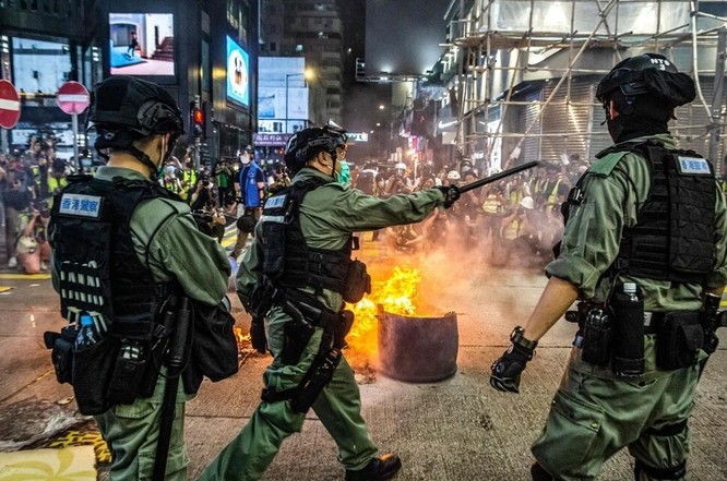 Cảnh sát ngăn người biểu tình chặn các tuyến đường ở quận Mong Kok, Hong Kong tối 27/5 - AFP