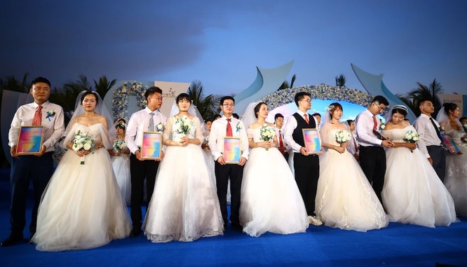 Một đám cưới tập thể được tổ chức tại Trung Quốc (Ảnh: Washington Post)