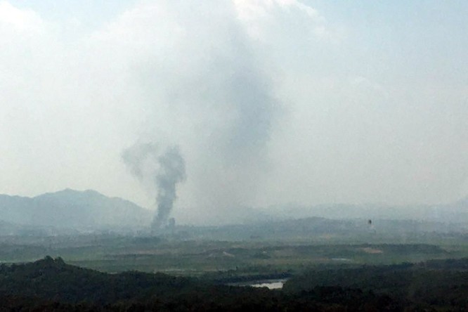 Cột khói bốc lên từ Kaesong, bên phía Triều Tiên. Hàn Quốc xác nhận văn phòng liên lạc đã bị phá hủy (Ảnh: Yonhap)