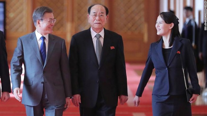 Ông Moon Jae-in, ông Kim Yong Nam và bà Kim Yo Jong tại buổi tiếp đón tại Nhà Xanh ngày 10/2/2018 (Ảnh: CNN)