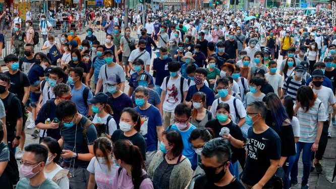 Nhiều người Hong Kong xuống đường tuần hành phản đối luật an ninh quốc gia mới trong hôm 1/7 (Ảnh: CNN)