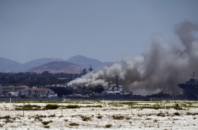 Cột khói từ vụ cháy có thể được chứng kiến từ cách đó tới vài dặm (Ảnh: Reuters)