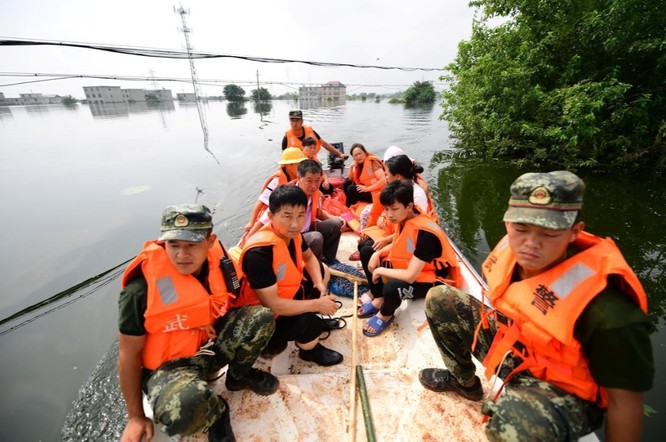 Một đội cứu hộ đang hoạt động tại Cửu Giang, tỉnh Giang Tây (Ảnh: Reuters)