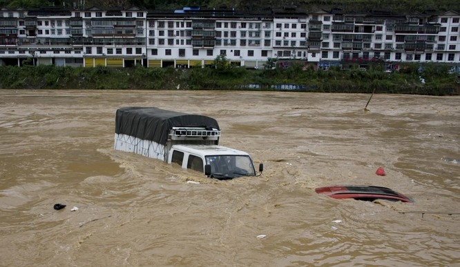 Tình trạng lũ lụt nghiêm trọng ở Quý Châu (Ảnh: Tân Hoa Xã)