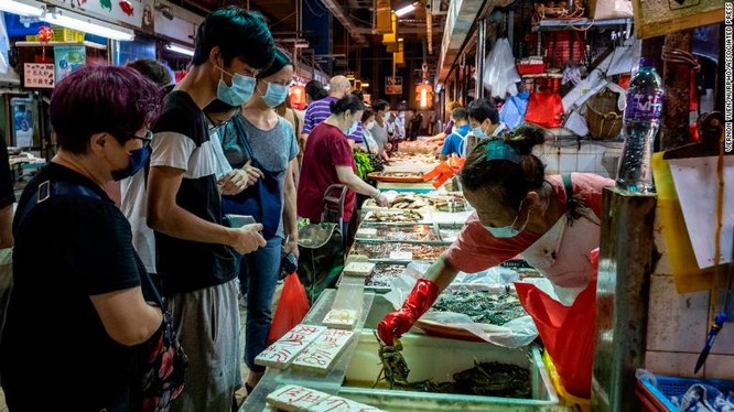 Người dân đeo khẩu trang khi đi mua sắm trong một khu chợ truyền thống ở Hong Kong (Ảnh: CNN)