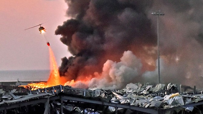 Một máy bay trực thăng chữa cháy tại hiện trường vụ nổ, sáng ngày 4/8 (Ảnh: Sky News)