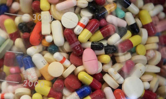 Theo sắc lệnh mới, một số loại thuốc quan trọng sử dụng trong bối cảnh dịch bệnh hoặc có mối đe dọa an ninh quốc gia cần được sản xuất trong nước (Ảnh: AP)