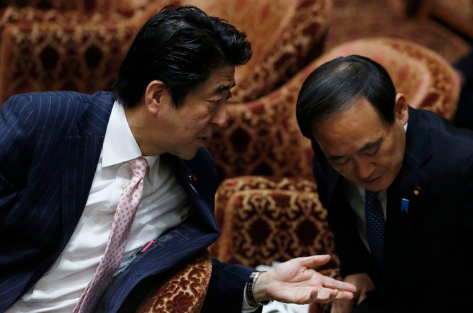 Thủ tướng Abe và ông Suga trong năm 2014 (Ảnh: Reuters)