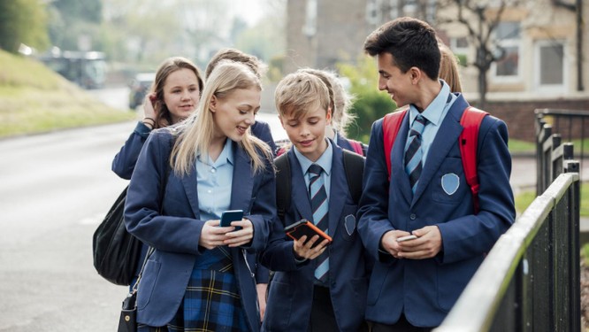 Tính đến năm 2012, số lượng các trường học trên khắp UK cấm điện thoại di động đã tăng lên 98% (Ảnh: Sky News)