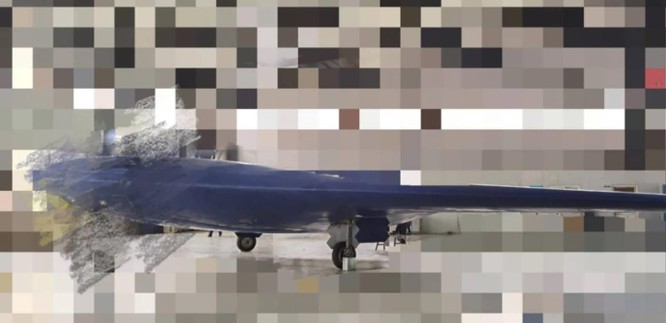 Trung Quốc ra mắt mẫu drone tàng hình đủ sức cạnh tranh B-21 Raider của Mỹ ảnh 1