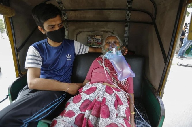 "Ấn Độ rơi nước mắt": Số ca nhiễm COVID-19 trong ngày cao kỷ lục, bình oxy cạn kiệt ảnh 1