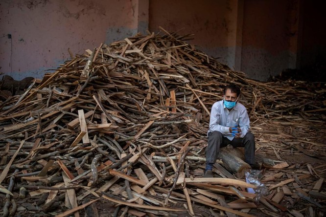 Hình ảnh chấn động về COVID-19 ở Ấn Độ: Thi thể chất đống, chính quyền đề nghị chặt cây làm hỏa táng ảnh 9