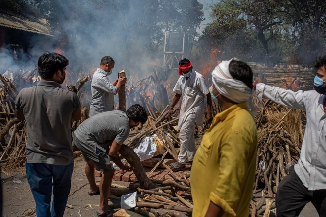 Hình ảnh chấn động về COVID-19 ở Ấn Độ: Thi thể chất đống, chính quyền đề nghị chặt cây làm hỏa táng ảnh 4