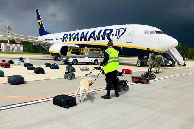 Belarus bị tố “cướp máy bay” khi chặn chuyến bay của Ryanair ảnh 1