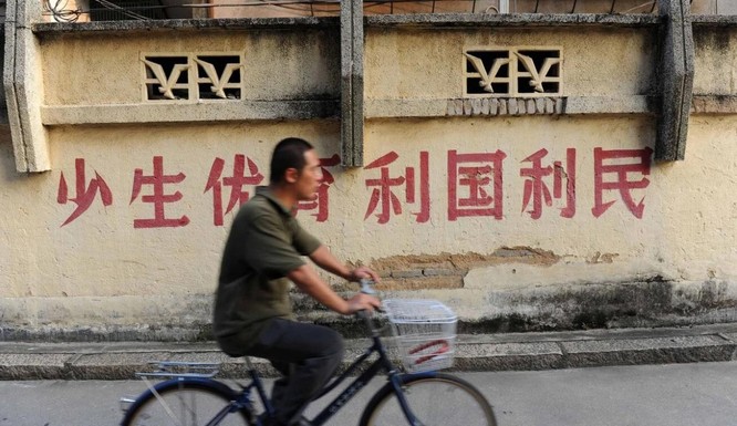 “Sinh con hoặc đi tù”: Dân mạng Trung Quốc chế khẩu hiệu chính sách 3 con ảnh 1