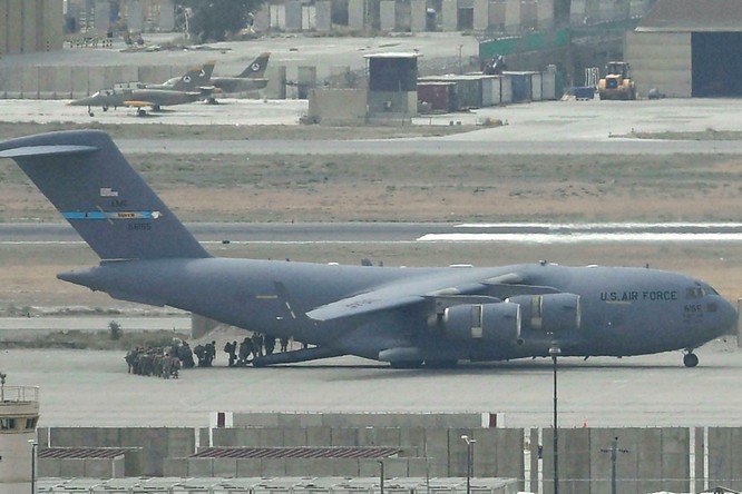 Mỹ phá hủy dàn vũ khí "khủng" tại sân bay Kabul trước giờ rút quân ảnh 1