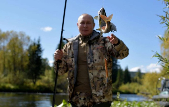 Tổng thống Putin buông cần câu cá giữa thiên nhiên hoang dã vùng Siberia ảnh 1