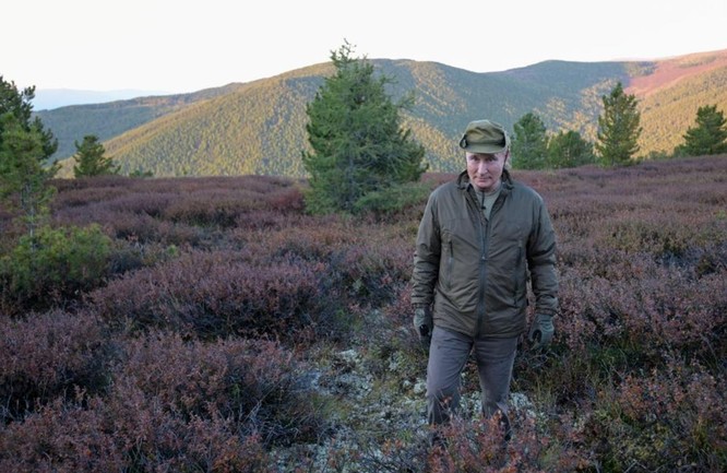 Tổng thống Putin buông cần câu cá giữa thiên nhiên hoang dã vùng Siberia ảnh 2