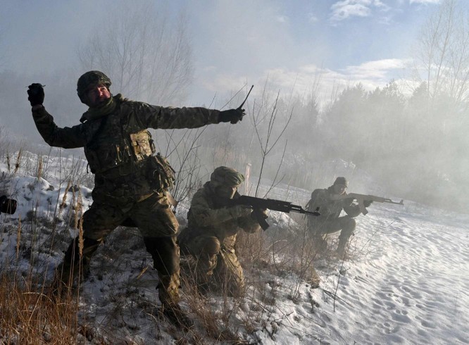 Ukraine huy động thường dân bảo vệ đất nước, trong trường hợp bị Nga tấn công ảnh 1