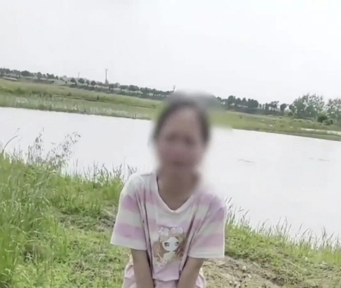 Trung Quốc: Cha bắt con gái đào củ sen giữa trời nắng gắt khiến cộng đồng mạng dậy sóng ảnh 2