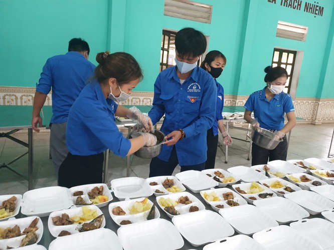 Hàng trăm đoàn viên thanh niên huyện Nam Đàn góp sức vào chiến dịch phòng chống dịch covid- 19 ảnh 2