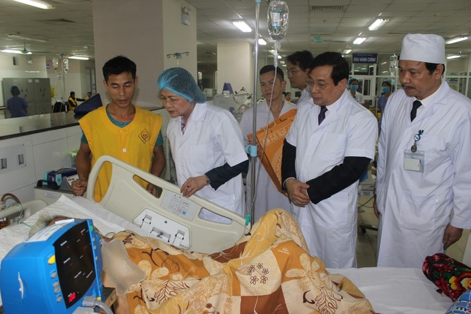Phó Chủ tịch nước thăm và tặng quà cho bệnh nhân điều trị tại Bệnh viện Trung ương Thái Nguyên ảnh 1