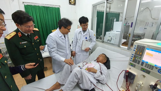 Phó Thủ tướng Vũ Đức Đam thăm người bệnh trong ngày 30 Tết ảnh 2
