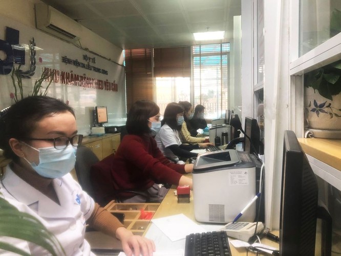 Bệnh viện Da liễu Trung ương: Tăng cường khám sàng lọc để phòng tránh lây nhiễm virus Corona ảnh 2