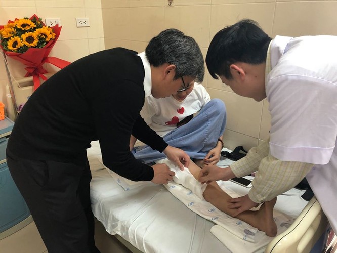 Lần đầu tiên Việt Nam thay xương đùi nhân tạo cho bệnh nhân ung thư xương ảnh 2