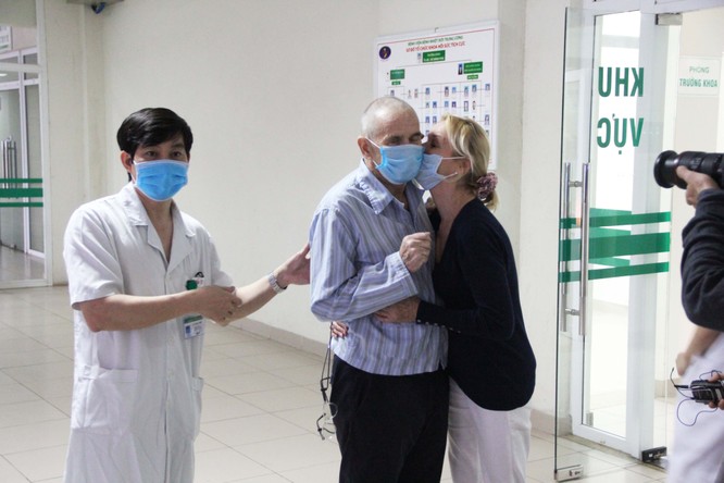 Bệnh nhân 28 mắc COVID-19 được công bố khỏi bệnh sớm, cùng vợ về nước ngay trong đêm ảnh 2