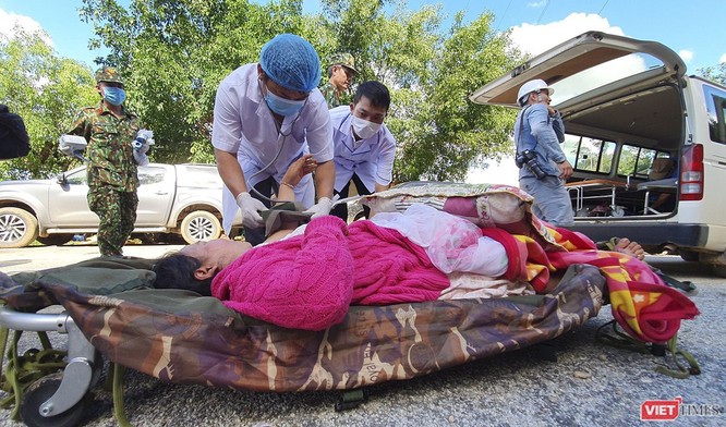 Thứ trưởng Bộ Y tế Nguyễn Trường Sơn trực tiếp thăm 9 nạn nhân trong vụ sạt lở đất ở Trà Leng ảnh 3