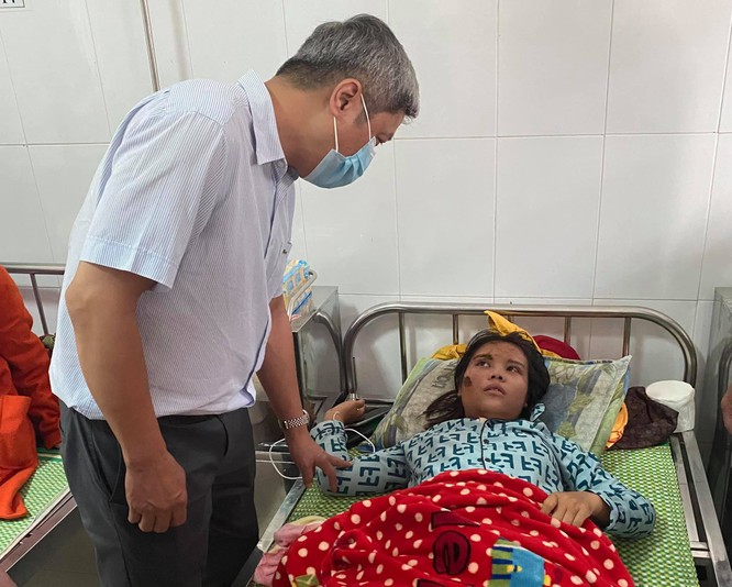 Thứ trưởng Bộ Y tế Nguyễn Trường Sơn trực tiếp thăm 9 nạn nhân trong vụ sạt lở đất ở Trà Leng ảnh 1