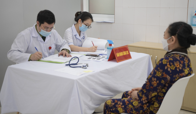 Ảnh: 35 người đầu tiên ở Hà Nội tiêm vaccine phòng COVID-19 giai đoạn II ảnh 5