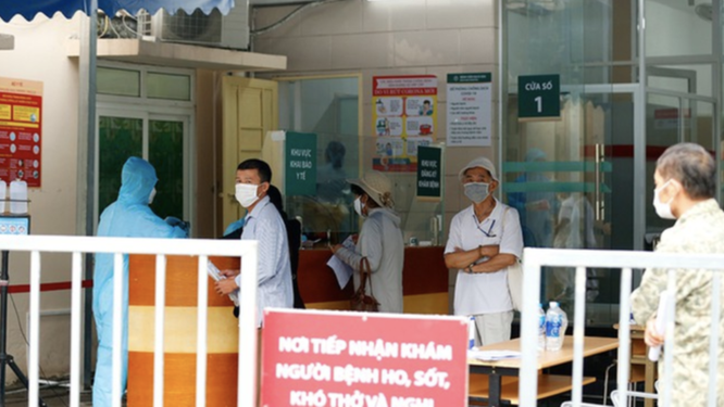 Bộ Y tế đang đánh giá báo cáo của Bệnh viện Bạch Mai về việc hàng trăm nhân viên y tế nghỉ việc ảnh 1